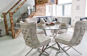 Dining - Blissful Bradford Apartment - City Center Gem (Bradford)