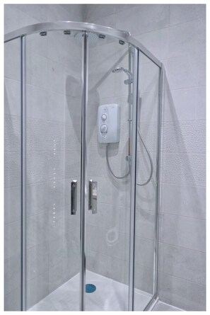 Apartment | Badezimmer | Badewanne und Dusche (separat), Komfortbadewanne, Haartrockner