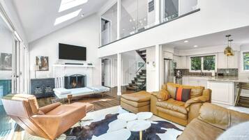 Smart TV, fireplace, stereo