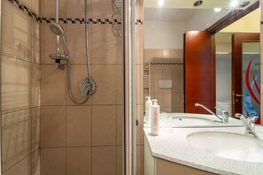 Apartment | Bathroom - Morus Apartment by Wonderful Italy (Como)