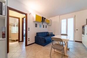 Apartment | Wohnbereich | 32-Zoll-Fernseher mit Digitalempfang