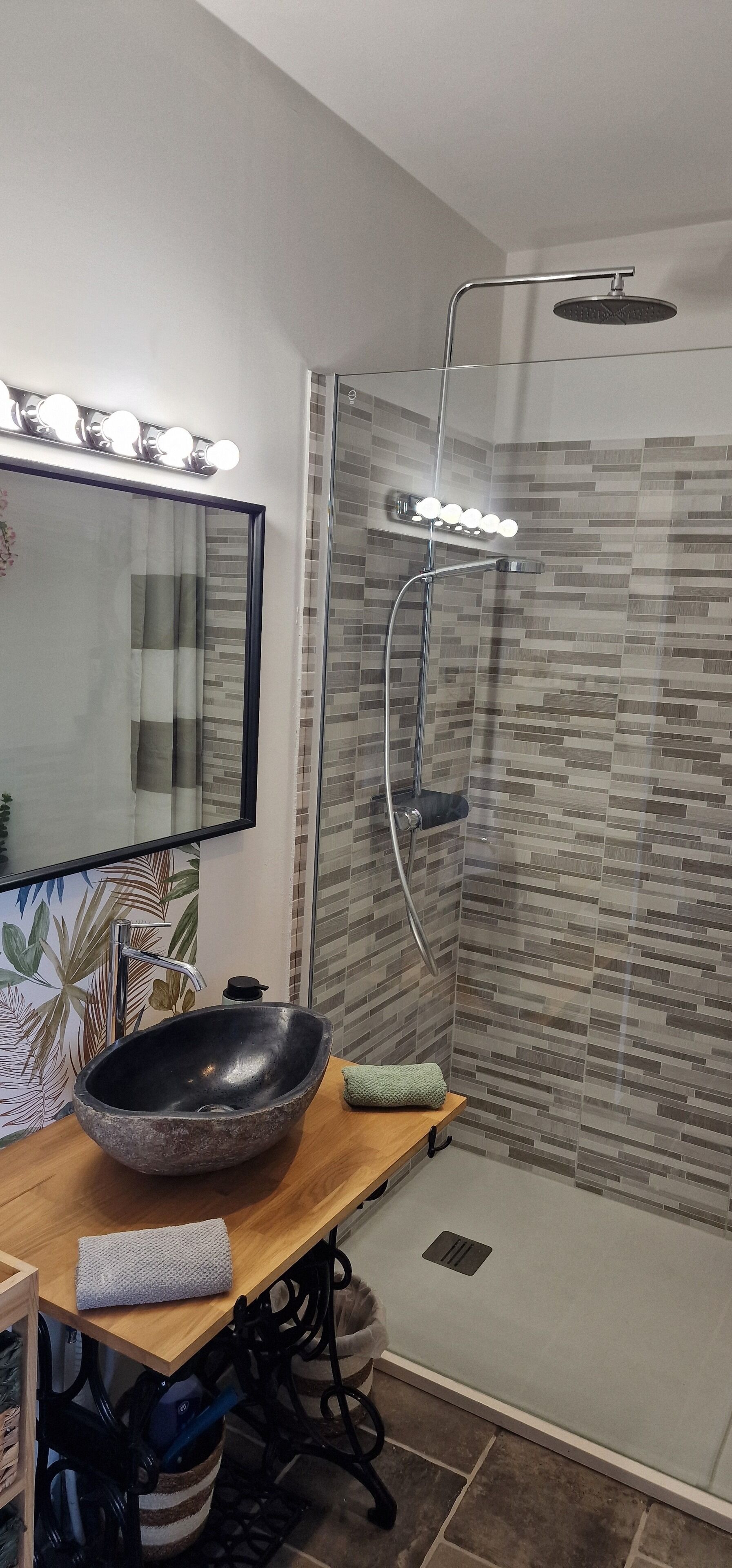 Douche, sèche-cheveux, serviettes fournies, savon