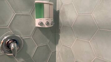 Asciugamani, sapone, carta igienica