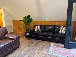 Smart TV, fireplace, stereo - Chalet near Breweries, Wineries, Outlets, Raceway & Water Parks PET FRIENDLY! (Albrightsville)