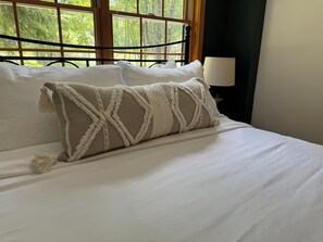 4 bedrooms, desk, iron/ironing board, free WiFi - Luxury Poconos Chalet - Hot Tub, Fire Pit, Wineries , Breweries & Pet-Friendly!! (Albrightsville)