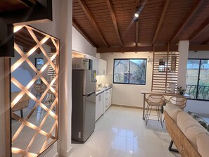 Refrigerador, microondas, parrilla de estufa y cafetera y tetera 