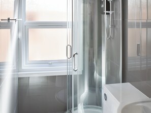 Towels - Minutes from Folkestone Central Station and modern flat with three bedrooms. (Cheriton, near Folkestone)