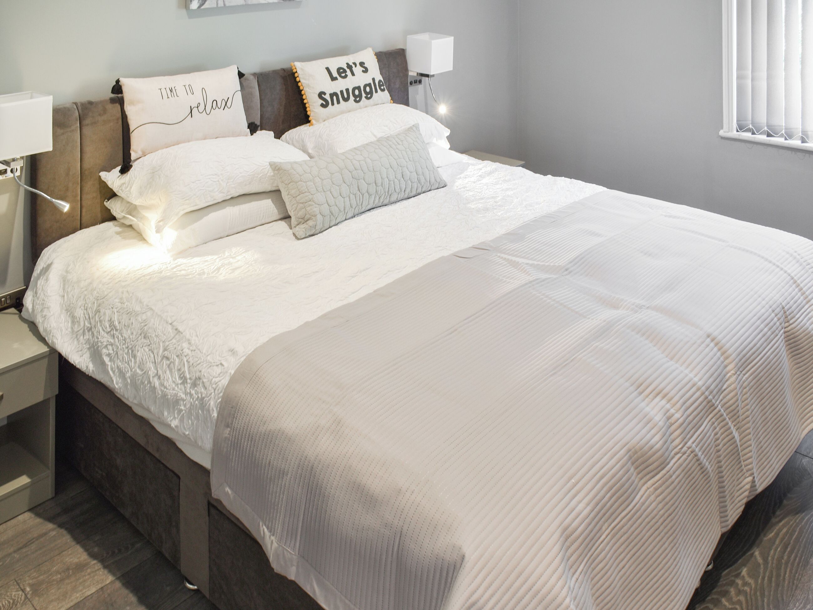 3 室のベッドルーム、WiFi (無料)、ベッドシーツ