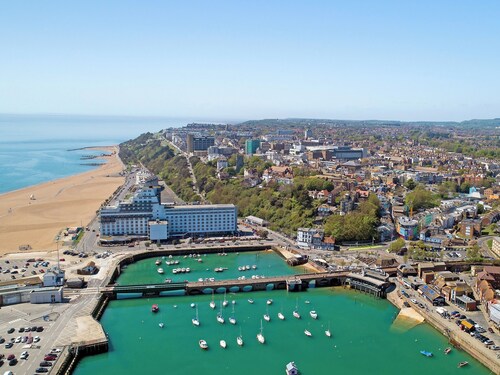 Minutes from Folkestone Central Station and modern flat with three bedrooms.