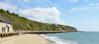 Minutes from Folkestone Central Station and modern flat with three bedrooms.