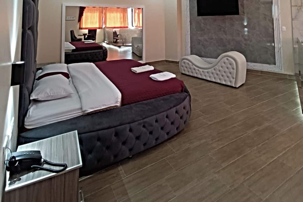 Luxury Room | Laptop workspace, WiFi (free)