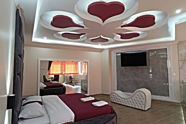 Luxury Room | Laptop workspace, free WiFi