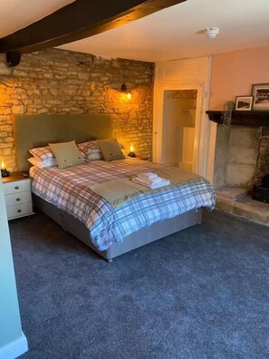 Double Room, Non Smoking | Free WiFi - Bear Inn (Stroud)