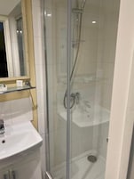Gratis toalettartiklar och hårtork