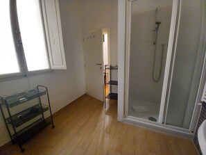 Dusche, Haartrockner, Bidet, Handtücher