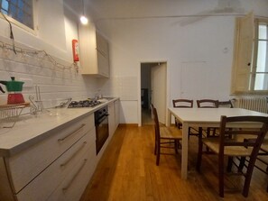 Fridge, microwave, oven, stovetop - Cavour 46 First - Two Bedroom Apartment, Sleeps 3 (Firenze)