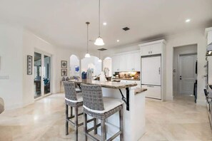 Fridge, microwave, oven, stovetop - Gregory Place - Dine Alfresco by the Pool in South End Sophistication (West Palm Beach)