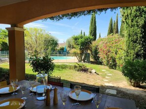 Outdoor dining - Charming villa with landscaped garden and swimming pool (Carcassonne)