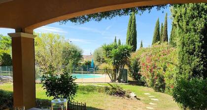 Villa de charme avec jardin paysager et piscine