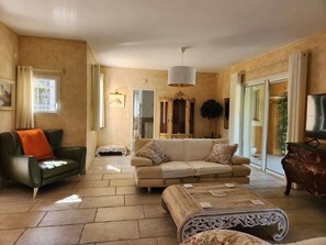 TV - Charming villa with landscaped garden and swimming pool (Carcassonne)