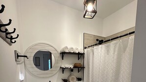 تجهيزات دش، مجففات شعر، مناشف، صابون