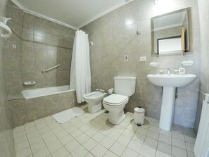 Asciugacapelli, bidet, asciugamani, carta igienica