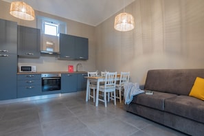 Apartamento | Cozinha privada | Geladeira, micro-ondas, fogão, cooktop