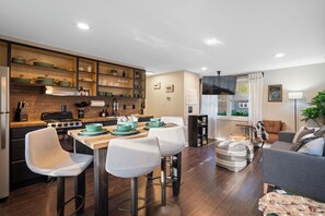 Réfrigérateur, four à micro-ondes, un four, surface de cuisson