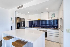 Réfrigérateur, four à micro-ondes, un four, surface de cuisson
