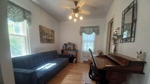 TV, books, music library - South Omaha Bungalow (Omaha)