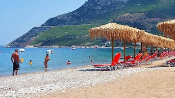 Chaises longues, serviettes de plage