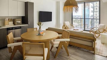 Een 55-inch flatscreentelevisie met digitale zenders
