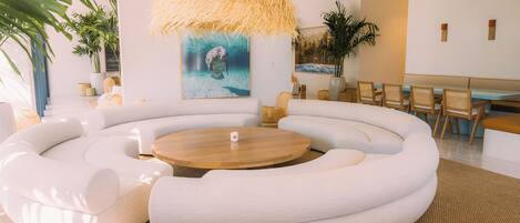 Coin salon dans le hall