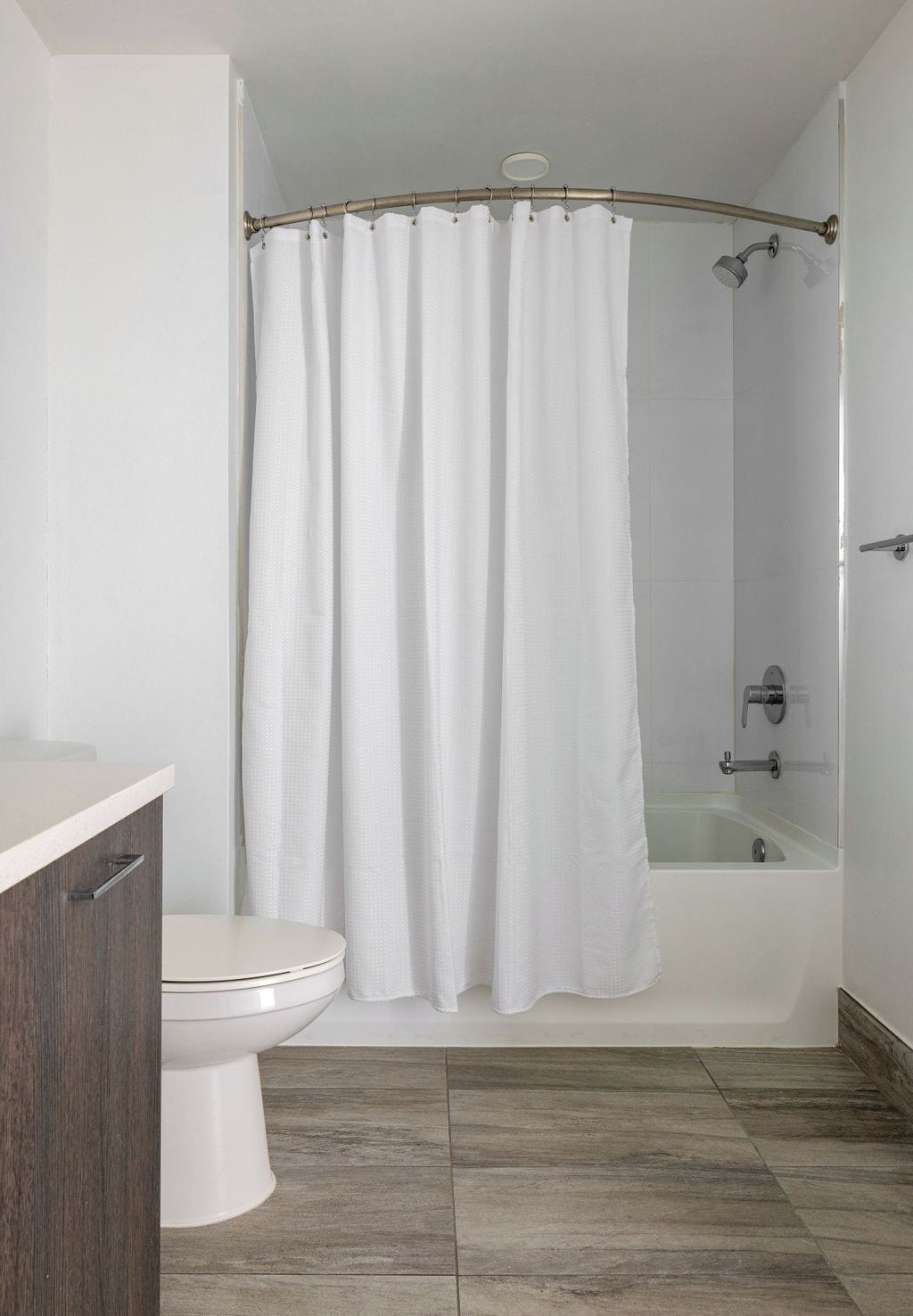 Ein Badezimmer mit Toilette, Badewanne und Duschvorhang.