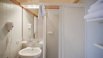 Douche, bidet, serviettes fournies, savon