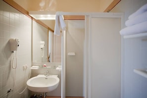 Ducha, bidet, toallas, jabón