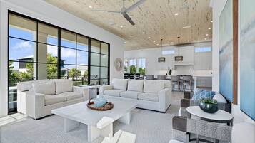 Smart-tv, tv-spel, bordsfotboll och en stereo