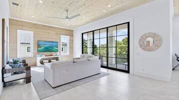 Smart-tv, tv-spel, bordsfotboll och en stereo