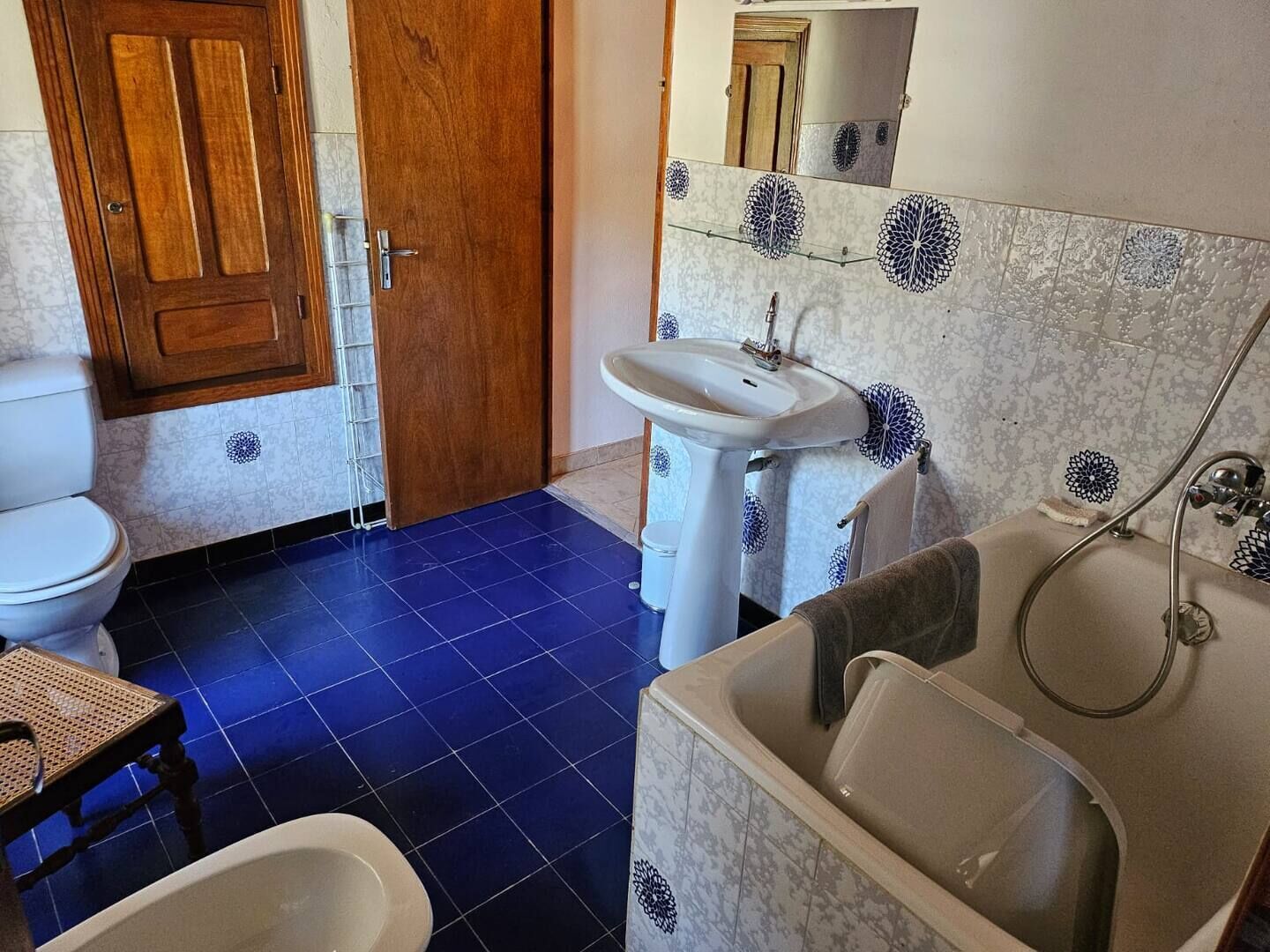 Doccia, bidet, asciugamani, carta igienica