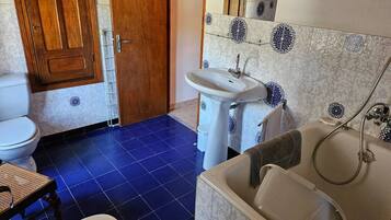 Doccia, bidet, asciugamani, carta igienica