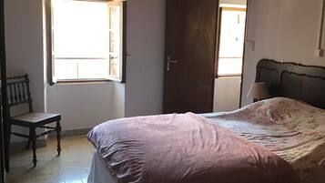 3 chambres, fer et planche à repasser, draps fournis