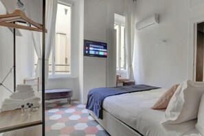 3 bedrooms, desk, iron/ironing board, travel crib