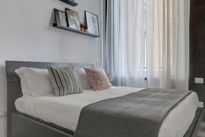 3 عدّة غرف نوم ومكتب ومكواة/لوح كي وسرير سفر