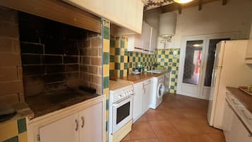 Fridge, microwave, oven, coffee/tea maker