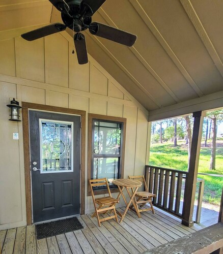 Charming 2-bedroom cottage in the magical Lost Pines forest with AC, WiFi