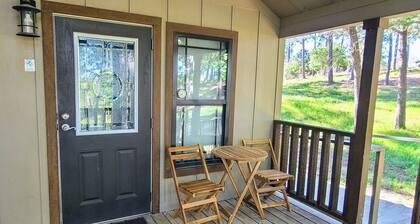 Charming 2-bedroom cottage in the magical Lost Pines forest with AC, WiFi