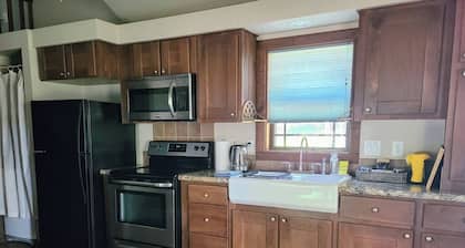Charming 2-bedroom cottage in the magical Lost Pines forest with AC, WiFi