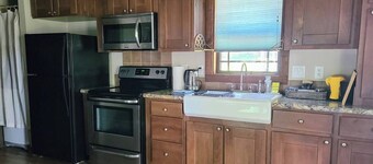 Charming 2-bedroom cottage in the magical Lost Pines forest with AC, WiFi