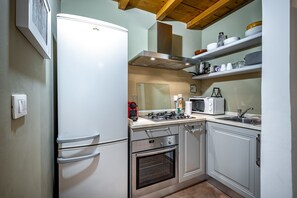 Departamento | Cocina privada | Refrigerador con congelador, microondas, horno y parrilla de estufa 