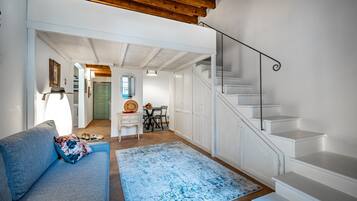 公寓 | 起居区 | 42-英寸智能电视(配备数码频道)